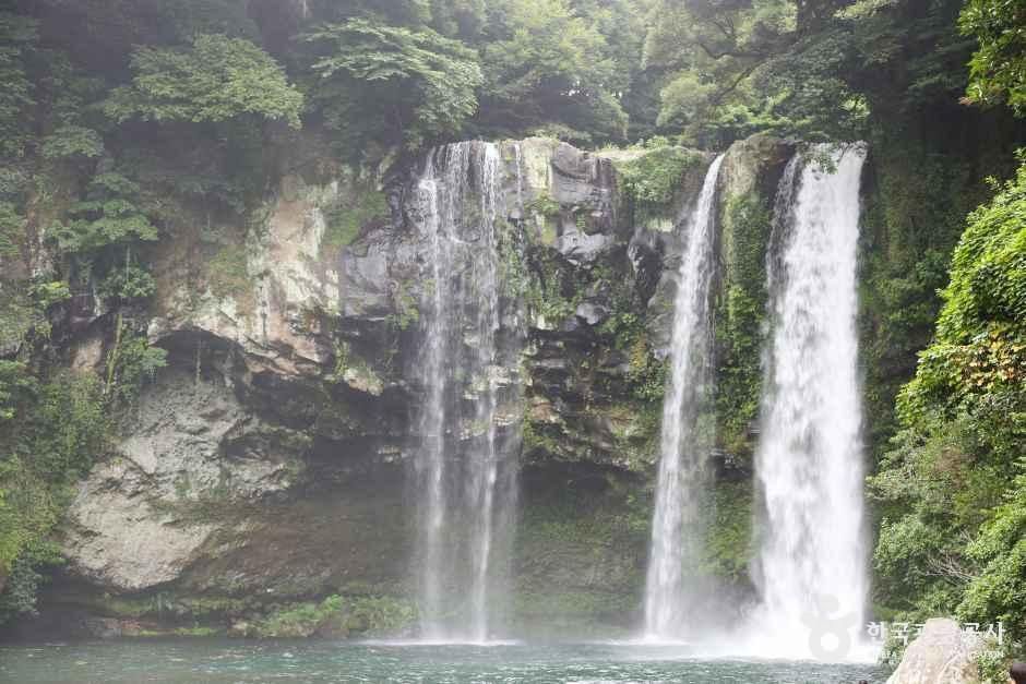 天地淵瀑布(済州島・西帰浦・南元)