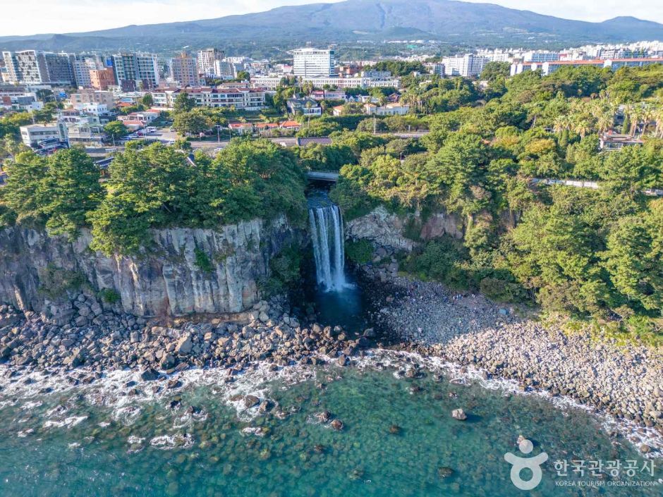 正房瀑布(済州島・西帰浦・南元)