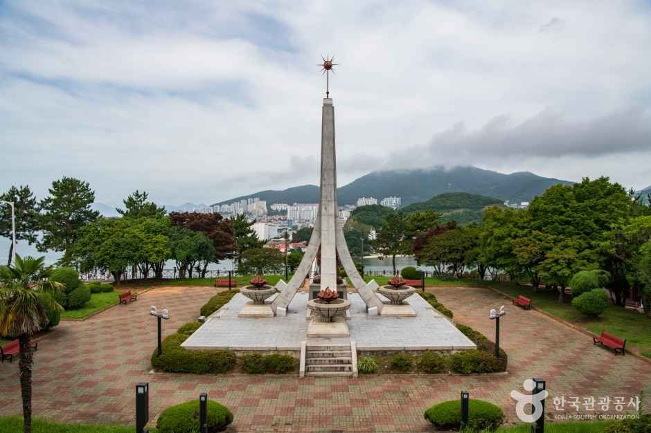 突山公園・突山大橋の夜景(麗水・突山島・向日庵)